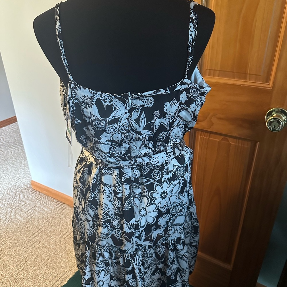 Beautiful ladies dress by Nine West (size large )